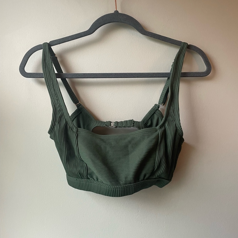 Kona sol emerald green swim top size D/DD like new with adjustable straps